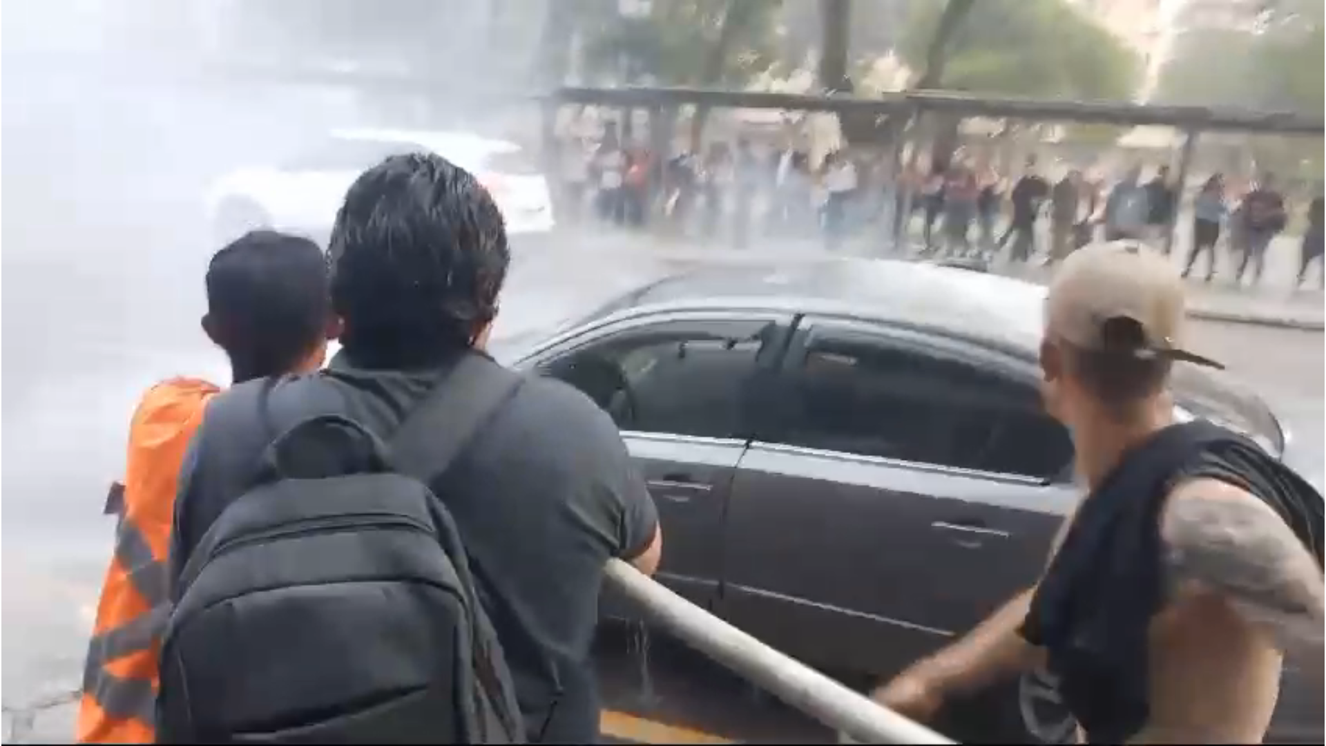 Carro pega fogo no meio da rua, em Curitiba, e população se mobiliza para conter incêndio; VÍDEO