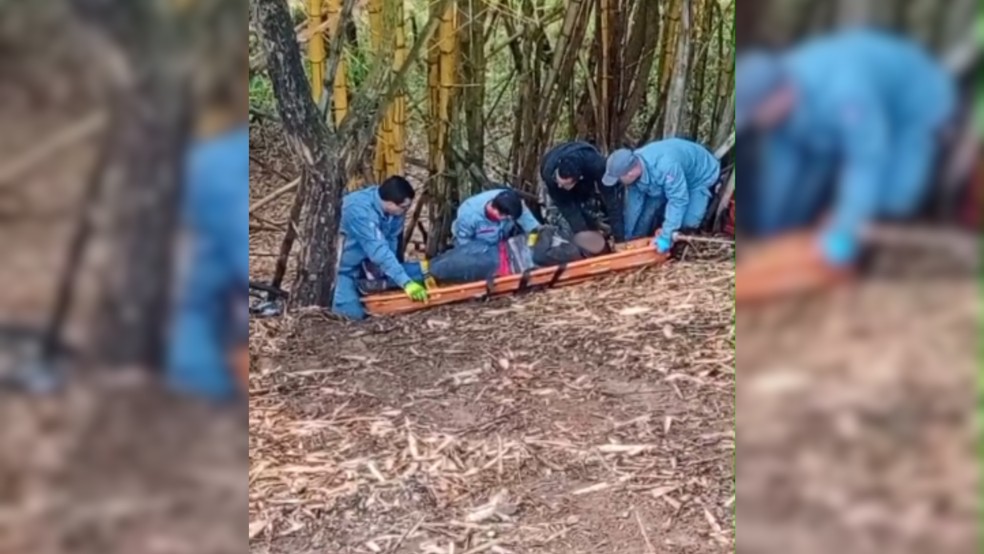 2 de 2
Ciclista cai em buraco de aproximadamente 20 metros de altura em Cafel&acirc;ndia (SP) &mdash; Foto: NOVA TV/Reprodu&ccedil;&atilde;o