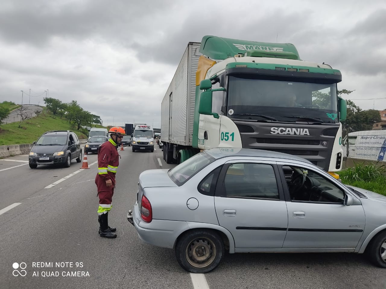 Acidente entre caminhão e carro provoca congestionamento na Dutra, em São José dos Campos