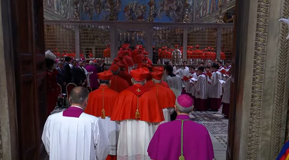 Cardeais entram na Capela Sistina — Foto: Vatican Media/Divulgação