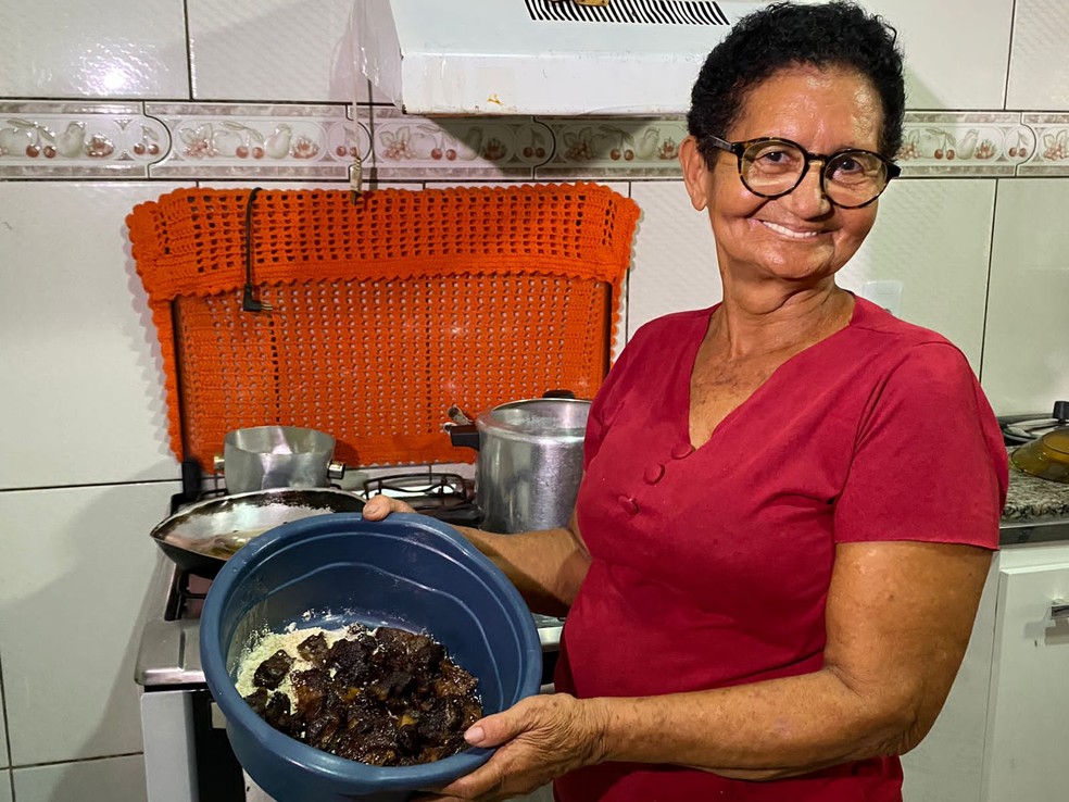 Dona Vera explica que a receita é muito conhecida e centenária — Foto: Reprodução
