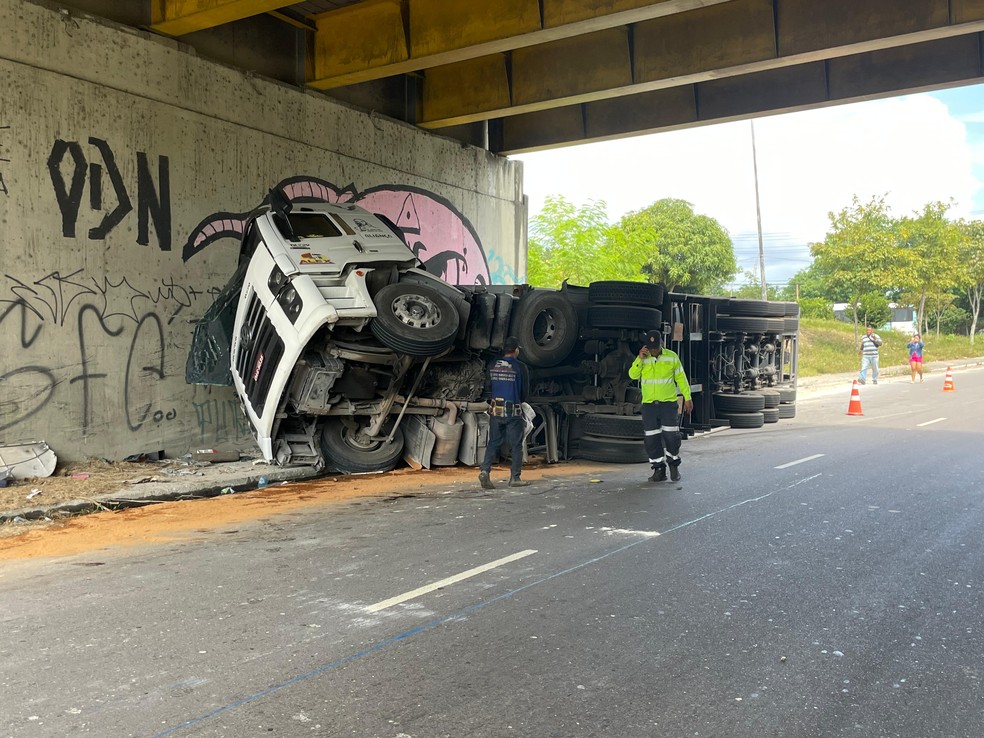 Carreta tomba ao fazer curva na Avenida Max Teixeira, em Manaus — Foto: Lucas Macedo/g1 AM