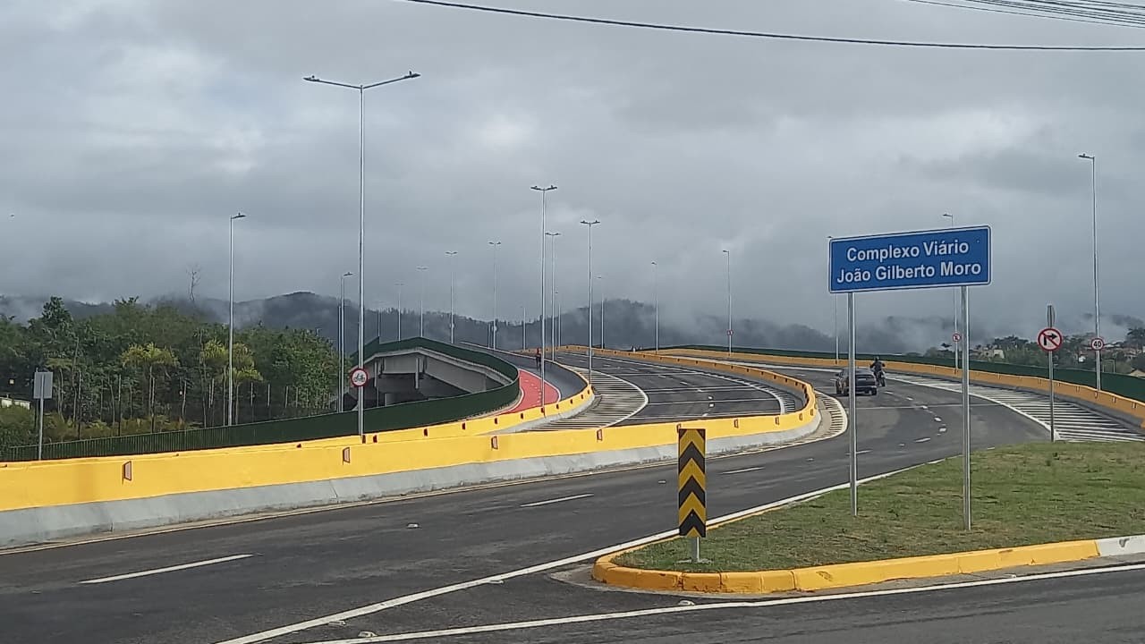 Asfalto do Corredor Nordeste passa por manutenção em Mogi das Cruzes