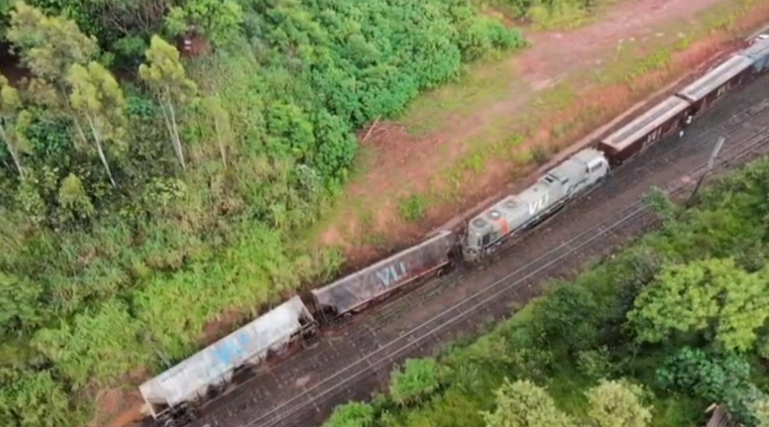 Vagões de trem de carga saem do trilho e descarrilam em Campinas