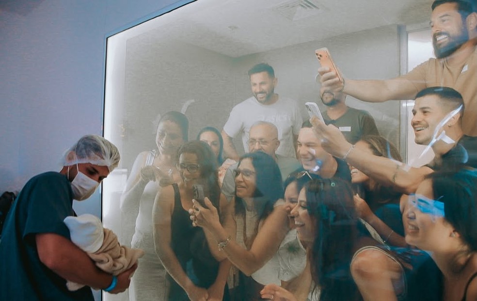 Família vê Rosamaria pela primeira vez — Foto: reprodução/Instagram