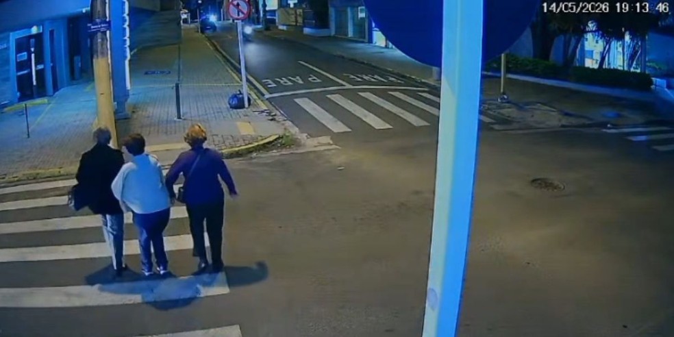 1 de 2
Tr&ecirc;s idosas foram atropeladas ap&oacute;s atravessarem a rua no centro de Botucatu (SP) &mdash; Foto: Ag&ecirc;ncia 14 News/Reprodu&ccedil;&atilde;o