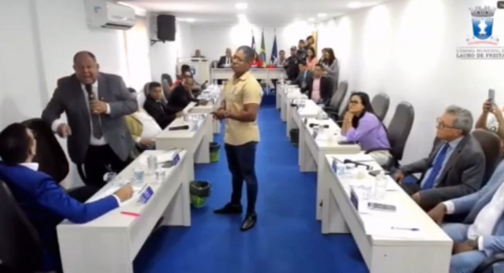 Vereador agride colega durante sessão na Câmara Municipal de Lauro de Freitas — Foto: Reprodução/Redes Sociais