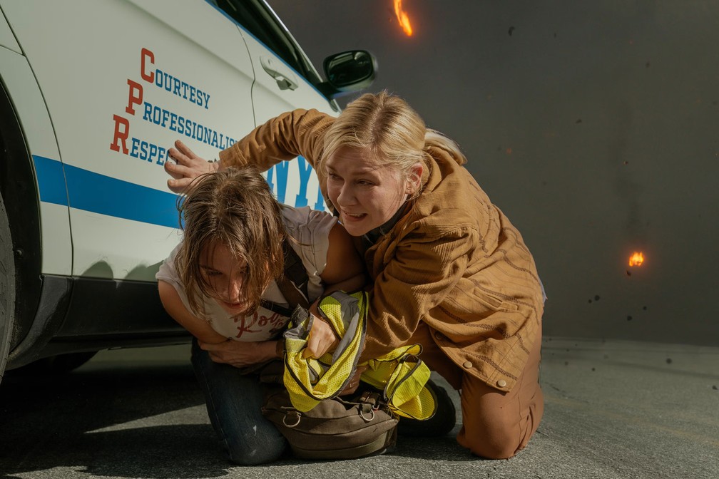 Cailee Spaeny e Kirsten Dunst em cena de 'Guerra Civil' — Foto: Divulgação