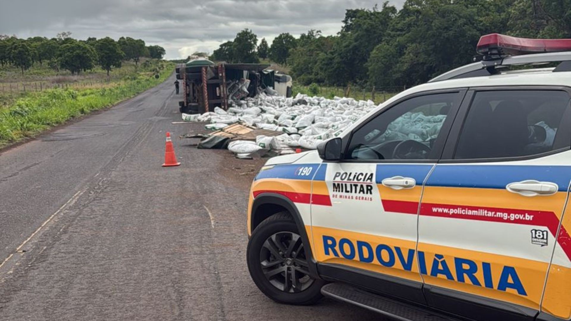 Carreta com 36 toneladas de ração de peixe tomba e deixa trânsito em meia pista na MGC-497