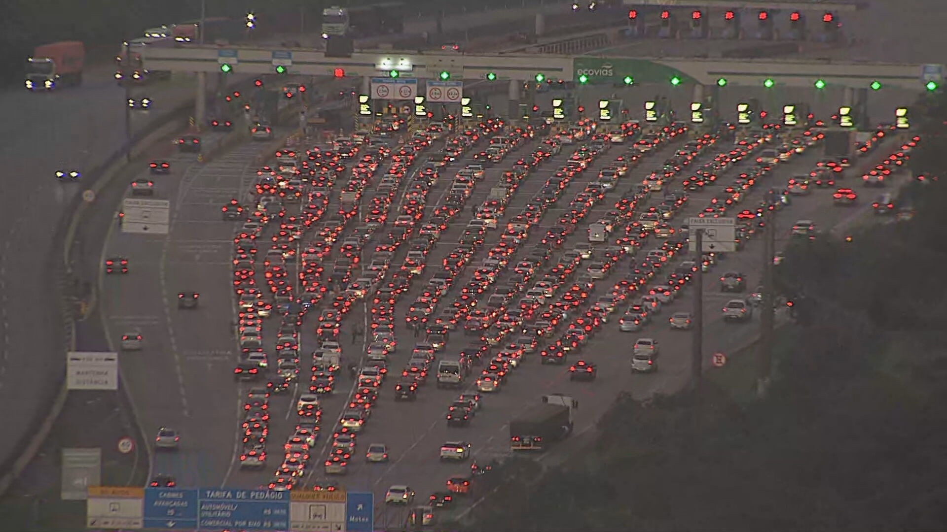 Descida para o litoral tem tráfego lento e congestionamento neste feriado de 1° de Maio, Dia do Trabalhador 