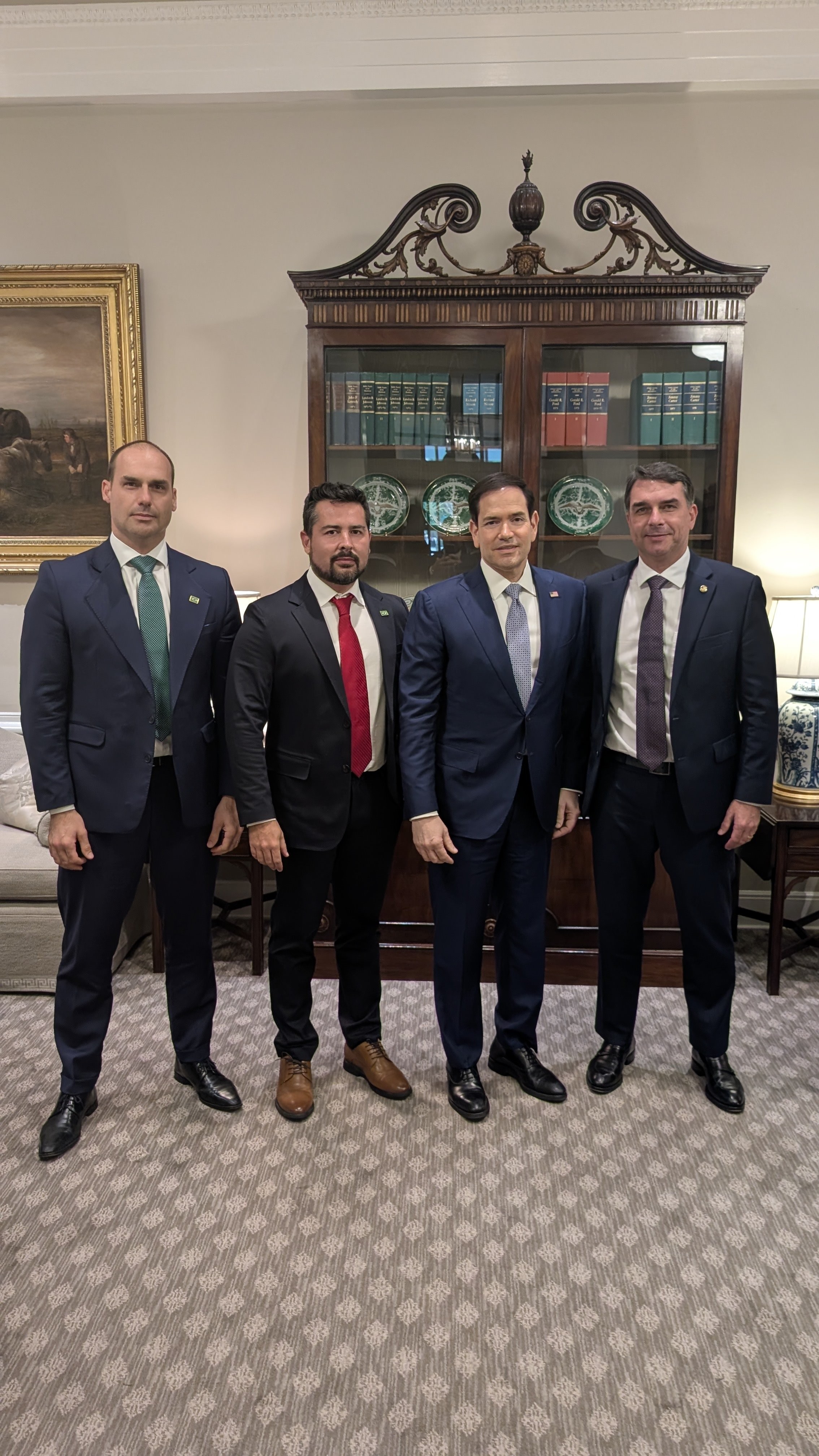 Flávio Bolsonaro se encontra com Marco Rubio