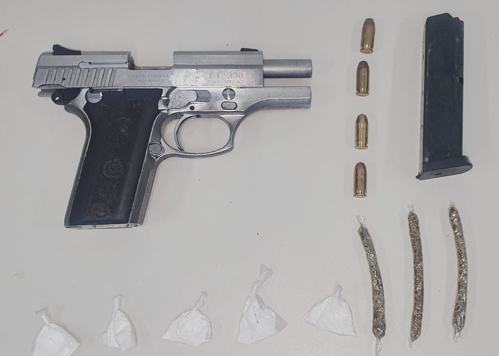 Arma encontrada com o homem na Avenida Paralela — Foto: Divulgação/Polícia Militar