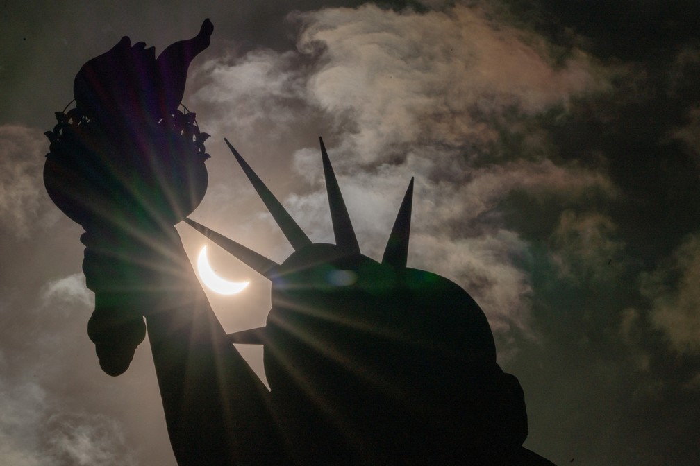 Eclipse solar emoldurado pela cabeça da Estátua da Liberdade em Nova York — Foto: David Dee Delgado/Reuters