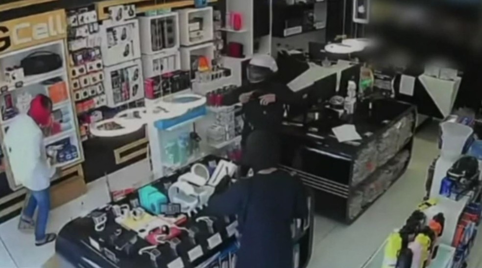 Polícia faz buscas na região, mas ninguém foi preso. — Foto: Reprodução/TV Verdes Mares