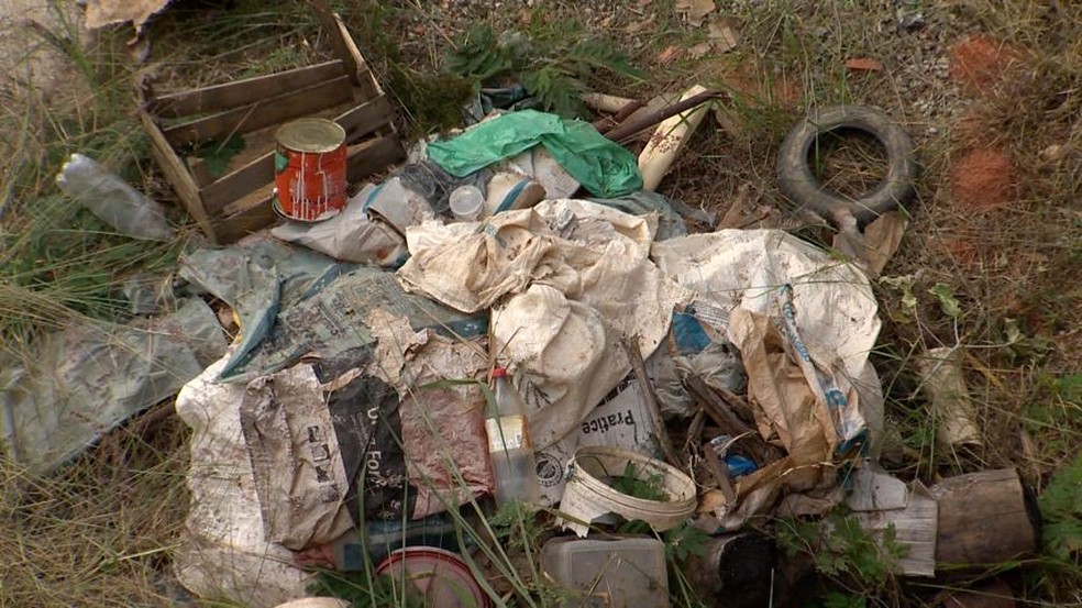 População acredita que falta de limpeza seja um dos motivos da dengue na região — Foto: Ronaldo Rodrigues/ TV Gazeta