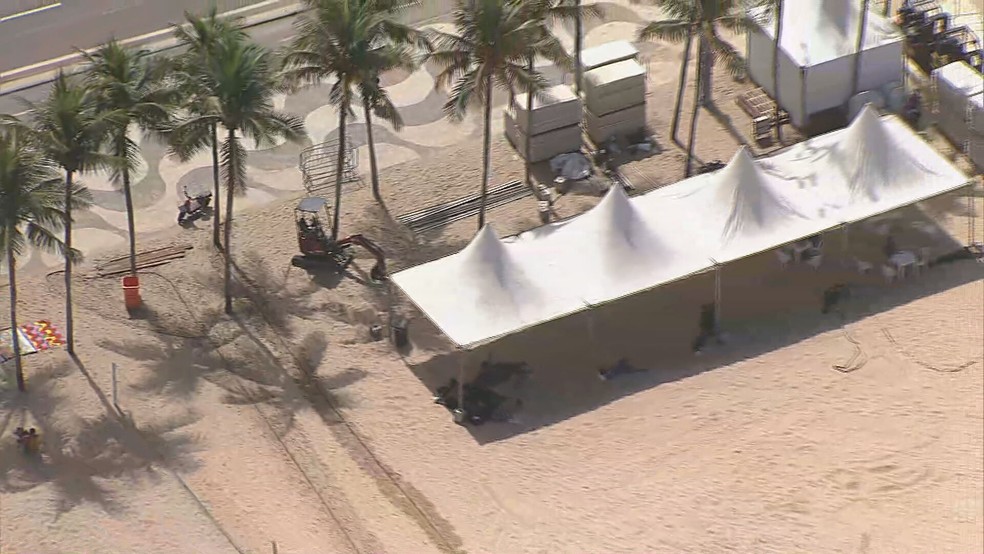 Começo da montagem do palco da Lady Gaga — Foto: Globo/Reprodução