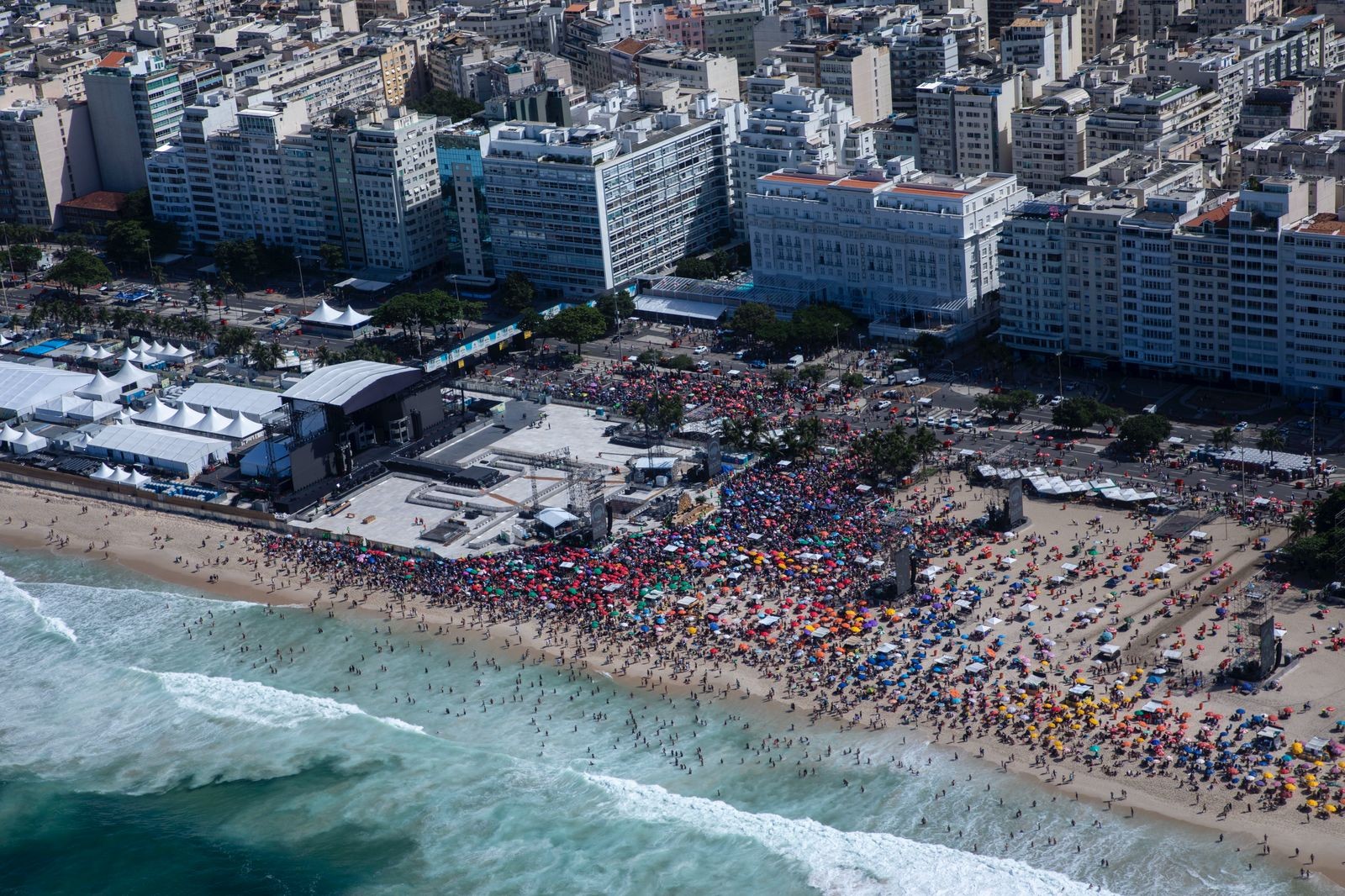 Fãs já lotam areia da Praia de Copacabana para o show de Lady Gaga; SIGA