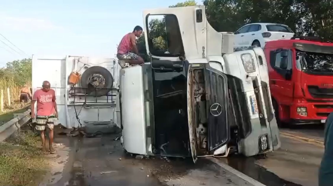 Carreta com 25 toneladas de sucata tomba na BR-101, em Campos