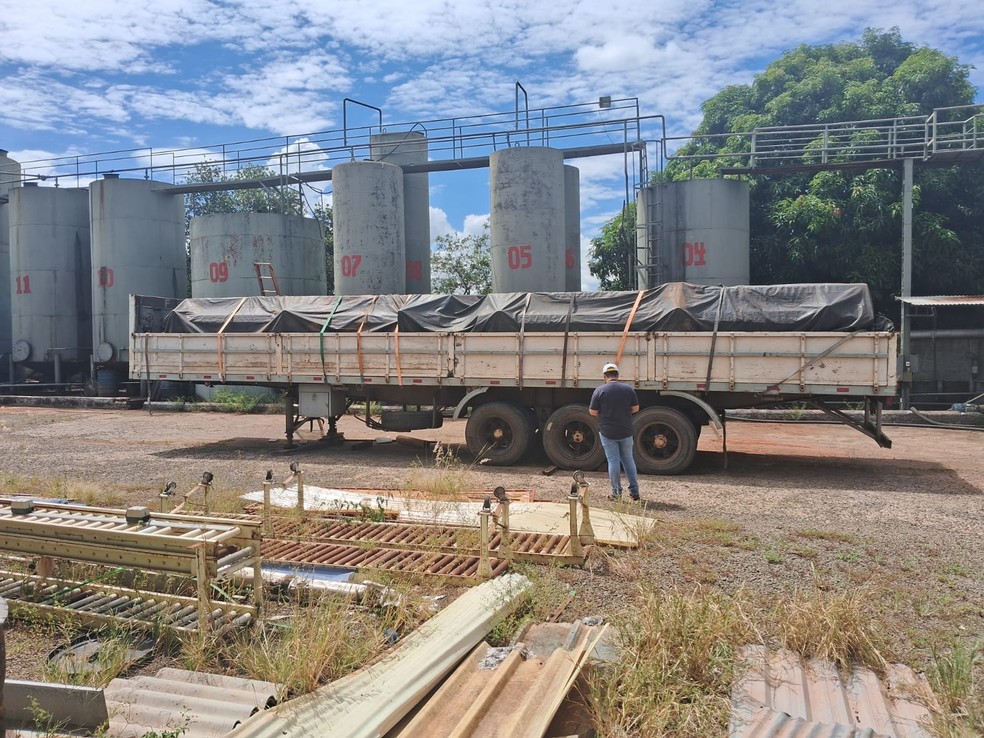 Carreta com 14 toneladas de aço foi furtada em Juquitiba e encontrada em Bariri (SP) — Foto: PM/Divulgação