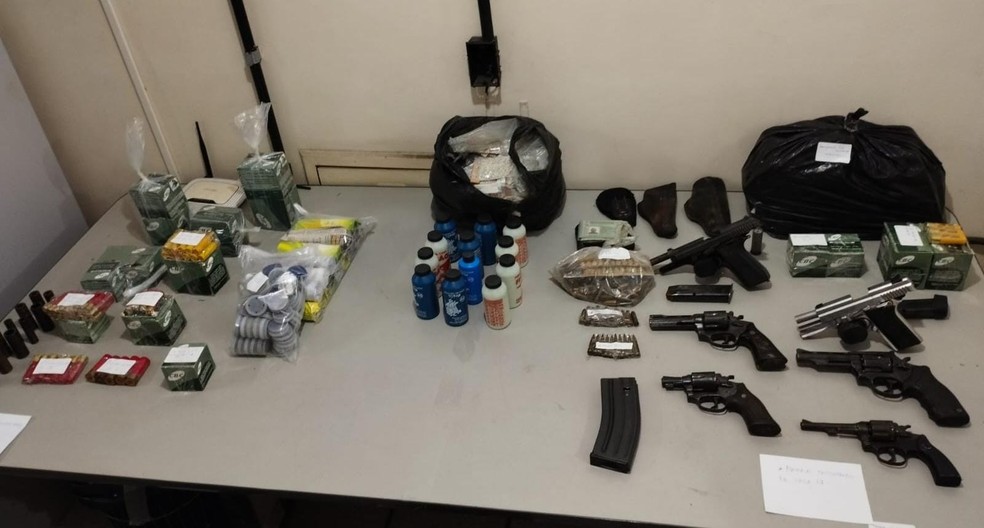 Armas de fogo e outros materiais apreendidos com policial militar que comercializava armas em feira livre no RN — Foto: Polícia Civil/Divulgação