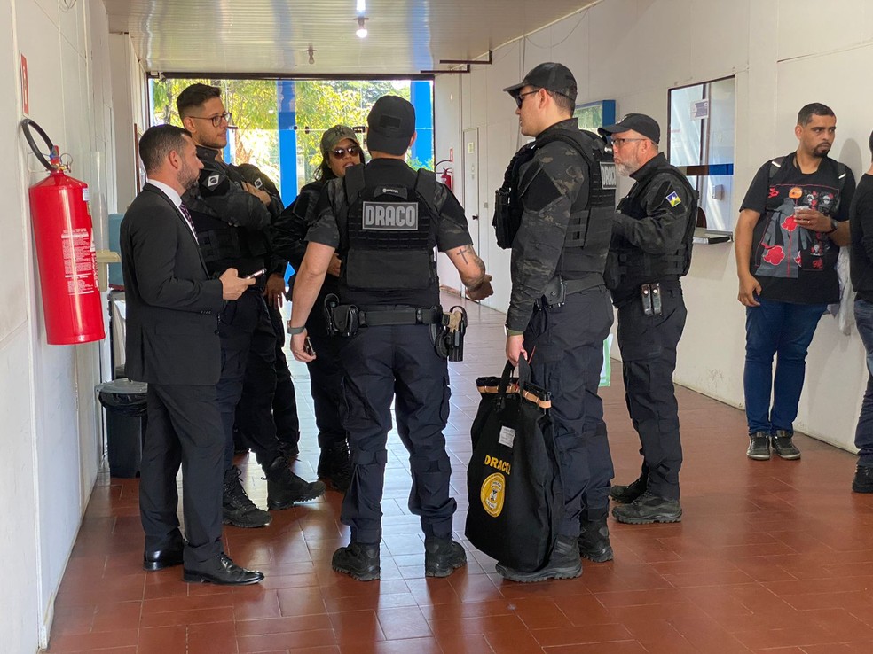 Agentes cumprem mandados dentro da prefeitura — Foto: Khauane Farias/Rede Amazônica