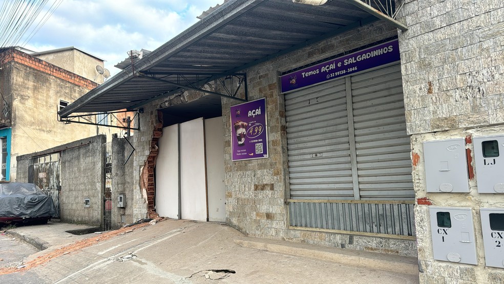 Fachada da casa atingida por caminhão guincho em Juiz de Fora — Foto: Nayara de Paula/TV Integração - g1 Zona da Mata