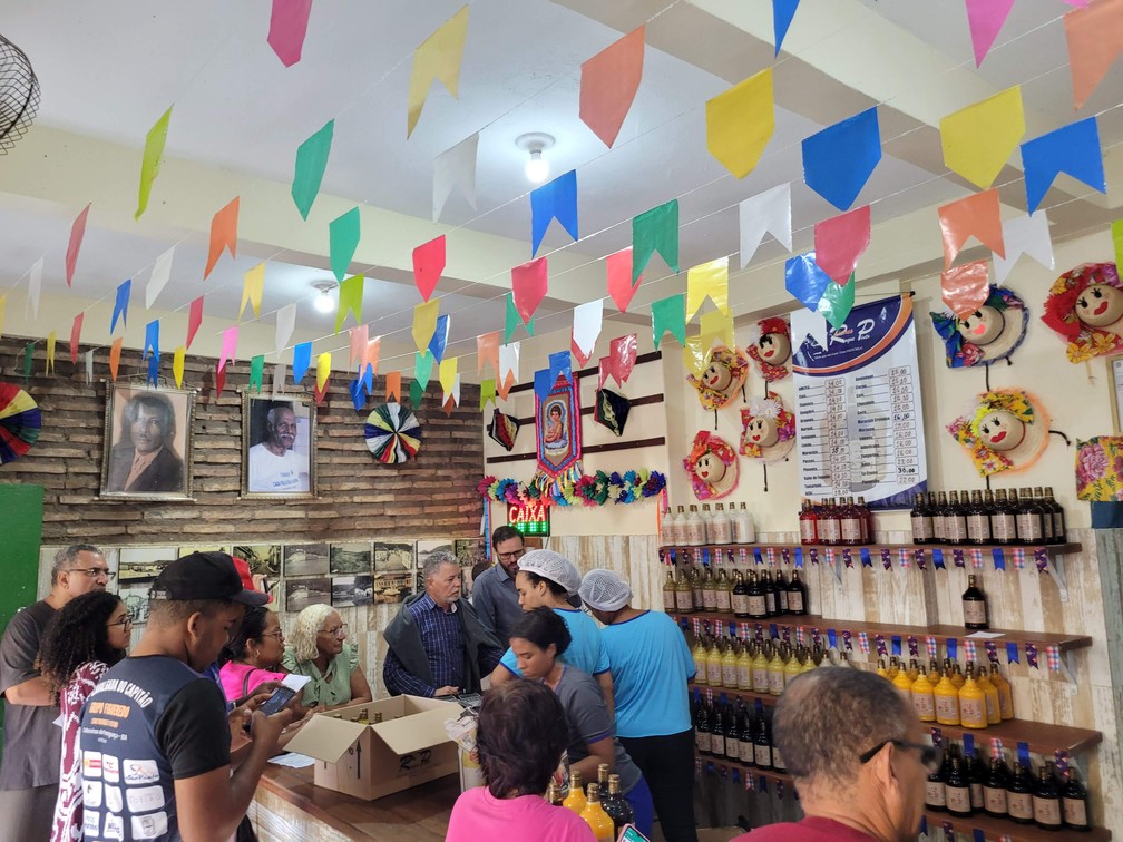 Fabrico de Roque Pinto fica lotado para venda de licores no período junino em Cachoeira — Foto: Eric Luis Carvalho/g1