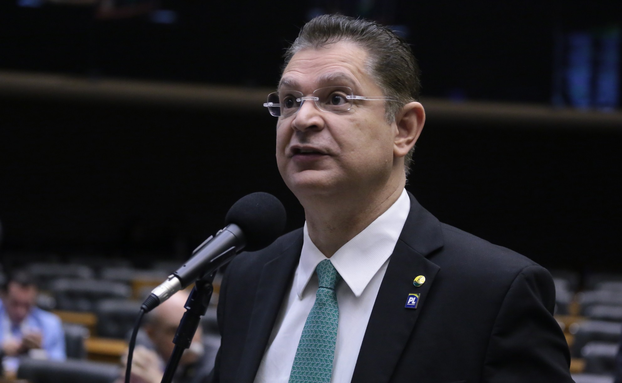 Líder do PL diz que vai propor a Hugo Motta mudança na regra para cortar salário de Eduardo Bolsonaro