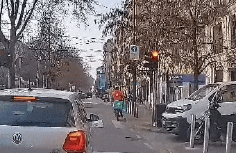 VÍDEO mostra momento em que bonde descarrila em Milão; duas pessoas morreram