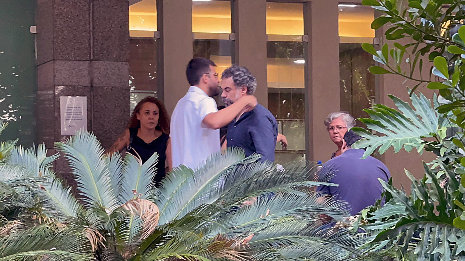 'Criança superalegre. Uma luz que se apagou', diz primo em velório do menino que morreu atropelado, com a mãe, em bicicleta elétrica