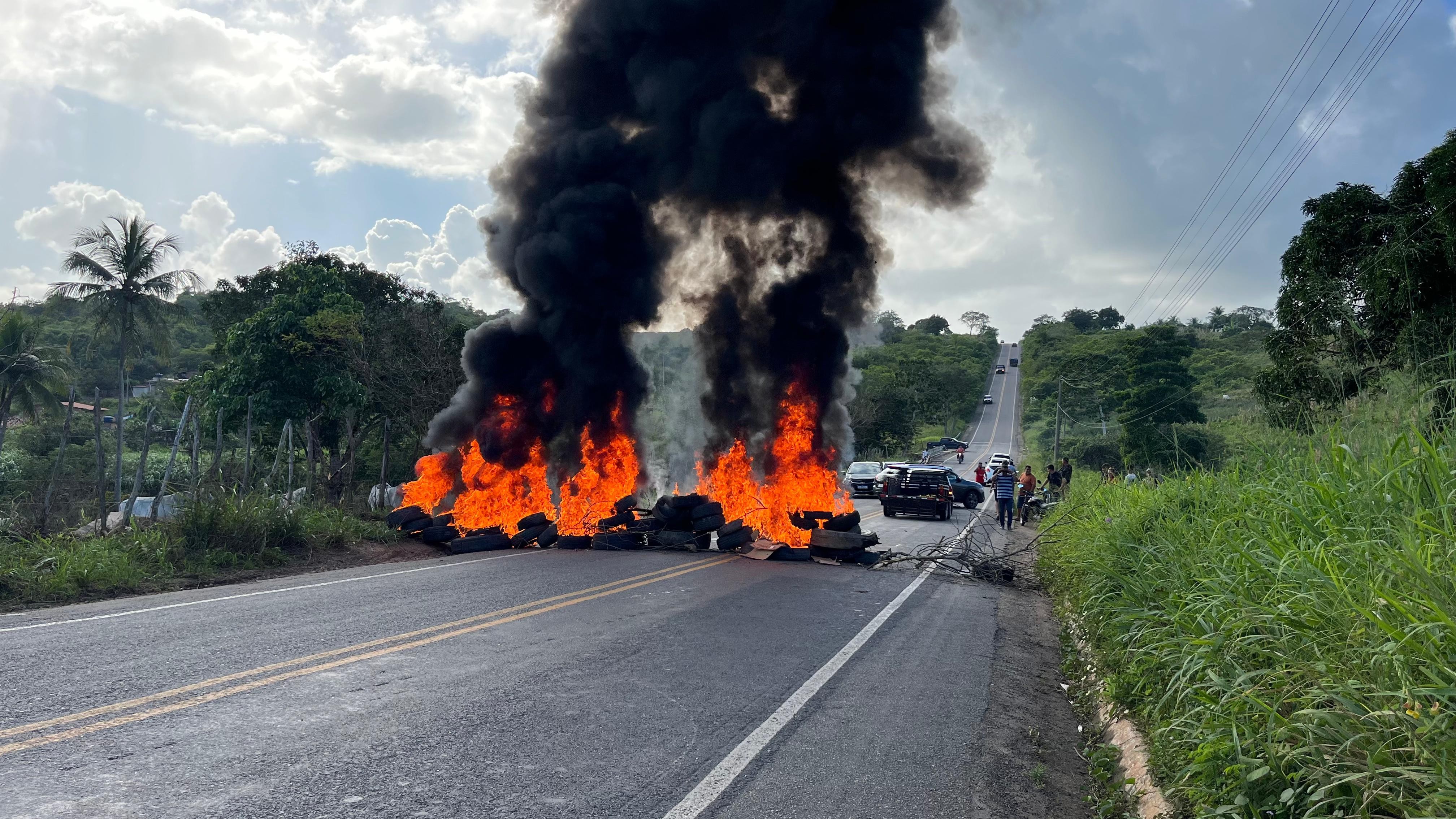 Moradores fecham PB-057 e pedem melhorias na rodovia que liga Mamanguape a Guarabira