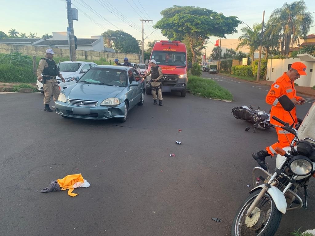 VÍDEO: Motocicletas se esbarram e carro atropela uma delas em cruzamento em Uberlândia