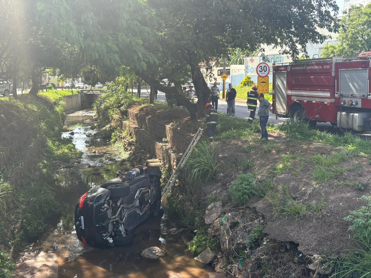 Mecânico fica ferido após cair em córrego com carro BMW do cliente no interior de SP