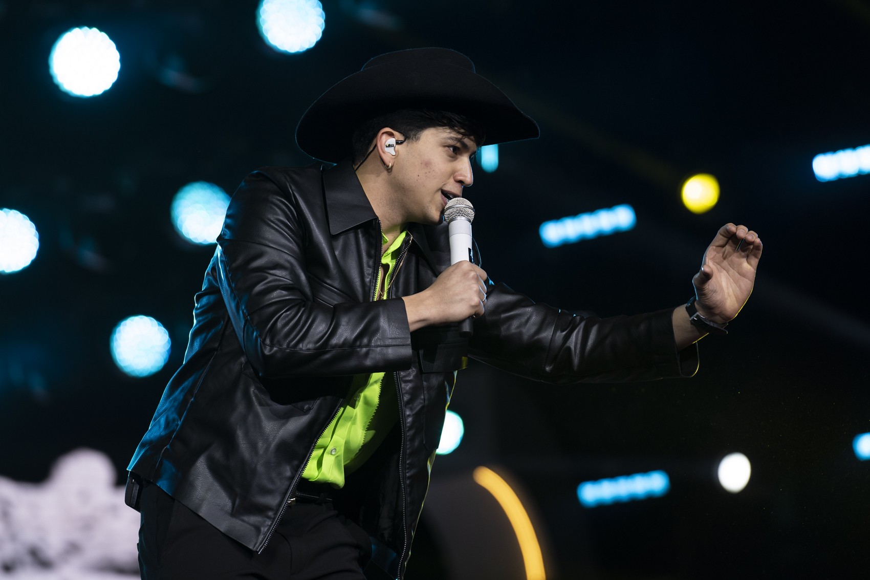 Léo Foguete debuta em Barretos, leva hits recentes à arena e faz rolê aleatório com festival de remix e covers em forró eletrônico
