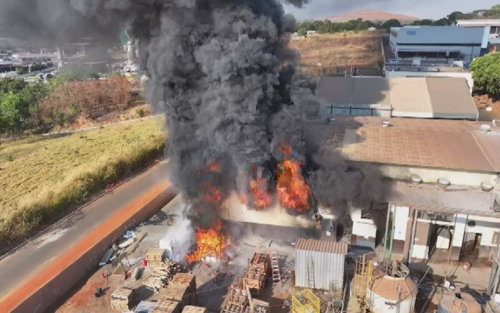 Incêndio atinge depósito de produtos químicos em Goiânia; vídeo impressiona