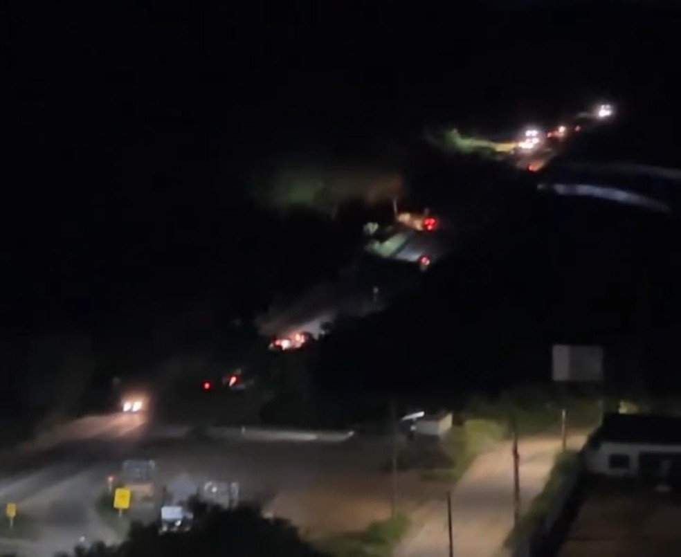 Movimentação de viaturas em cerco na BR-381 — Foto: Redes sociais