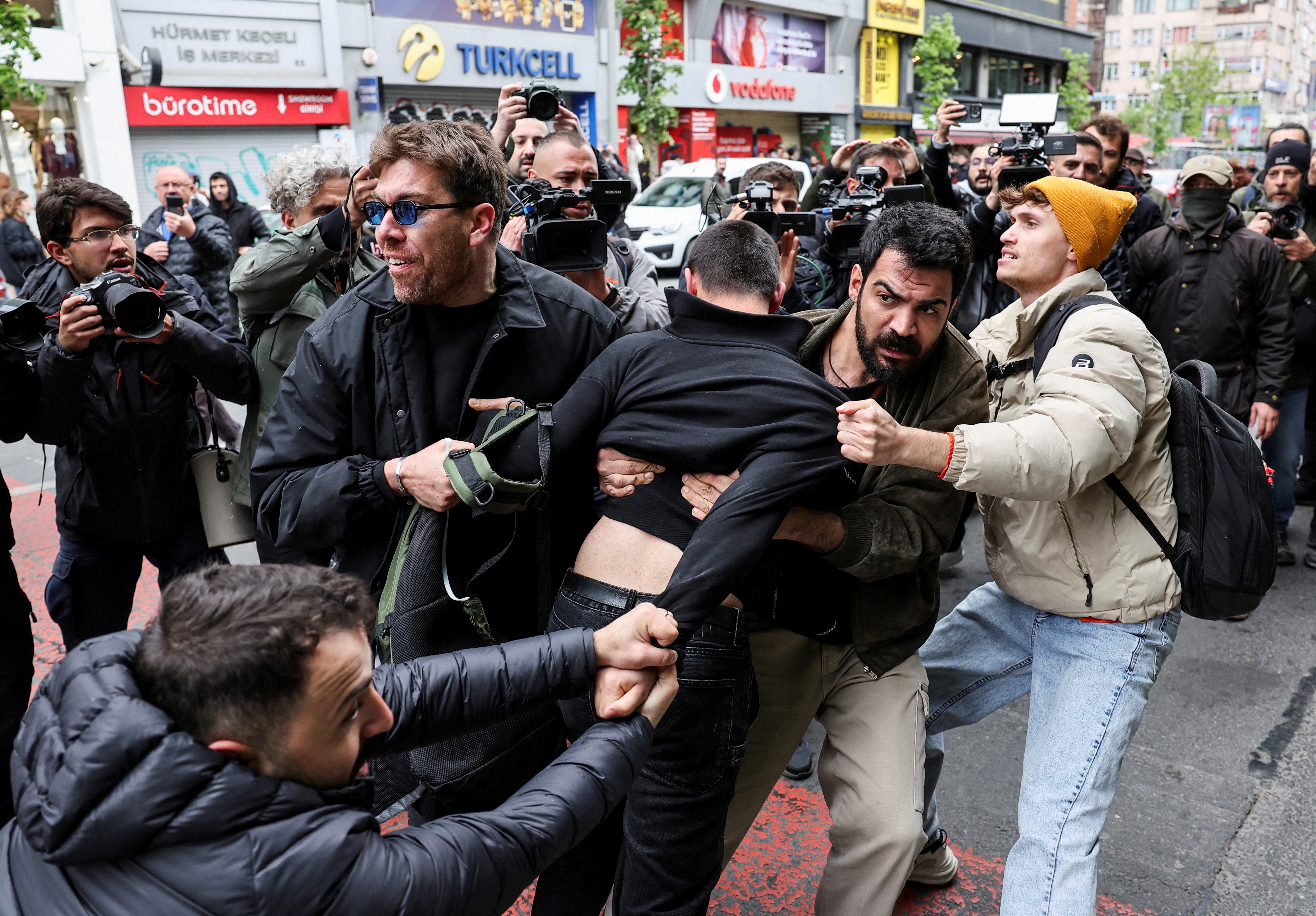 Tumulto e mais de 400 prisões marcam comemorações do Dia do Trabalho na Turquia