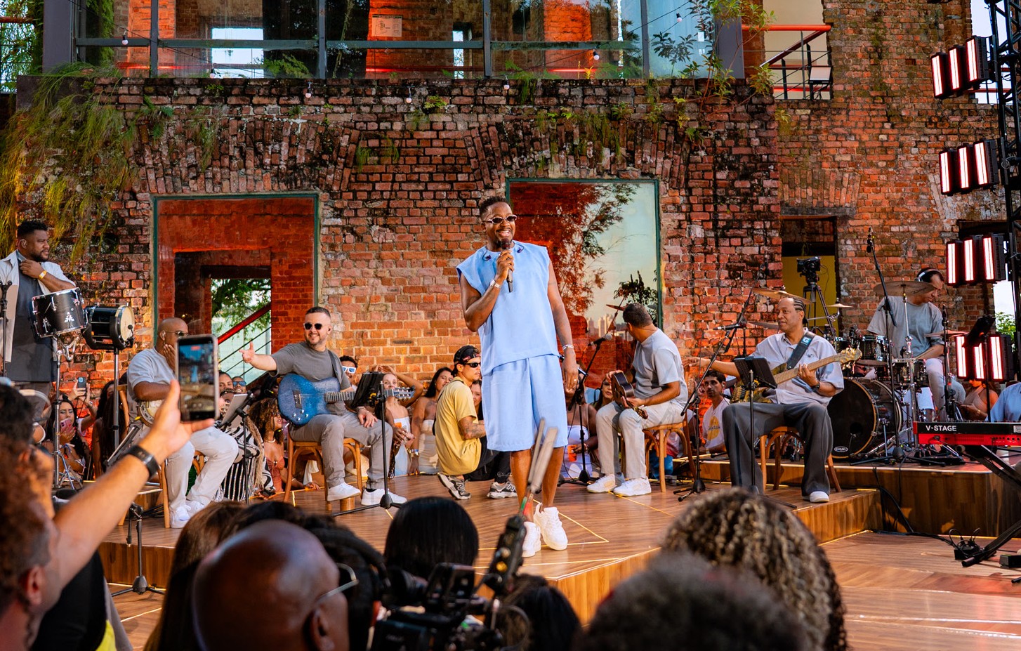 Mumuzinho registra show no Rio com roteiro que inclui sucessos de Agepê e Beth Carvalho entre pagodes inéditos