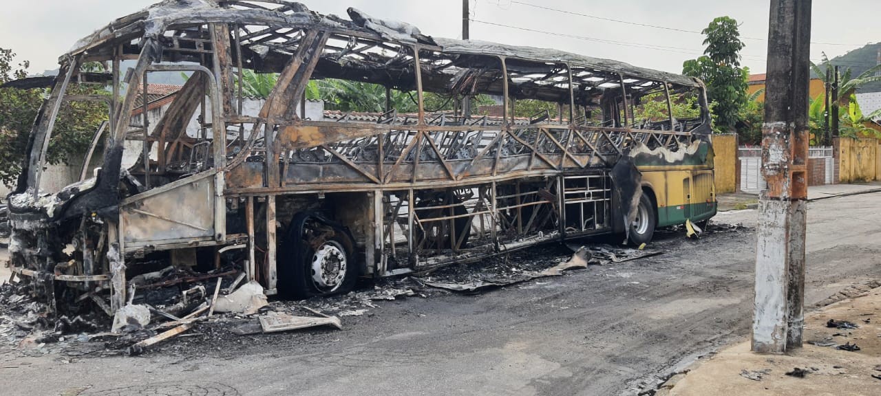 Motorista é ameaçado e ônibus incendiado no litoral de SP; VÍDEO