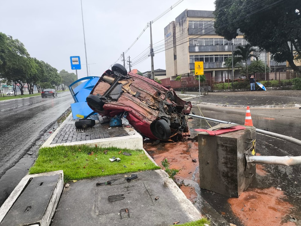 Carro ficou totalmente destruído — Foto: Isabelle Monteiro/ TV Gazeta