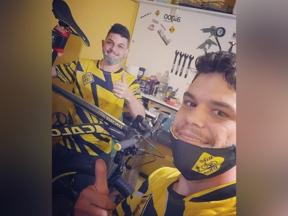 Os irmãos Jeferson (à esquerda) e Jvargson (à direita) foram mortos a tiros na cidade de Horizonte. — Foto: Arquivo pessoal