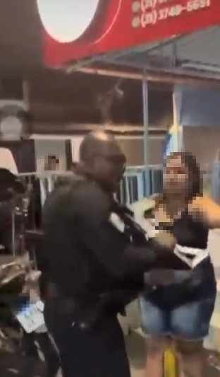 VÍDEO: idosa é agredida com coronhada de fuzil por policial militar na Baixada Fluminense