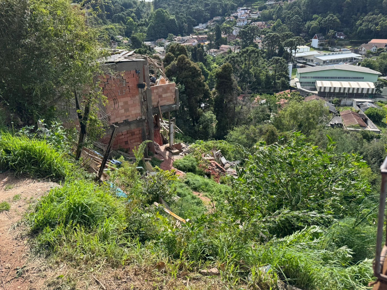 Defesa Civil vai pedir demolição da casa onde homem morreu soterrado, em Campos do Jordão