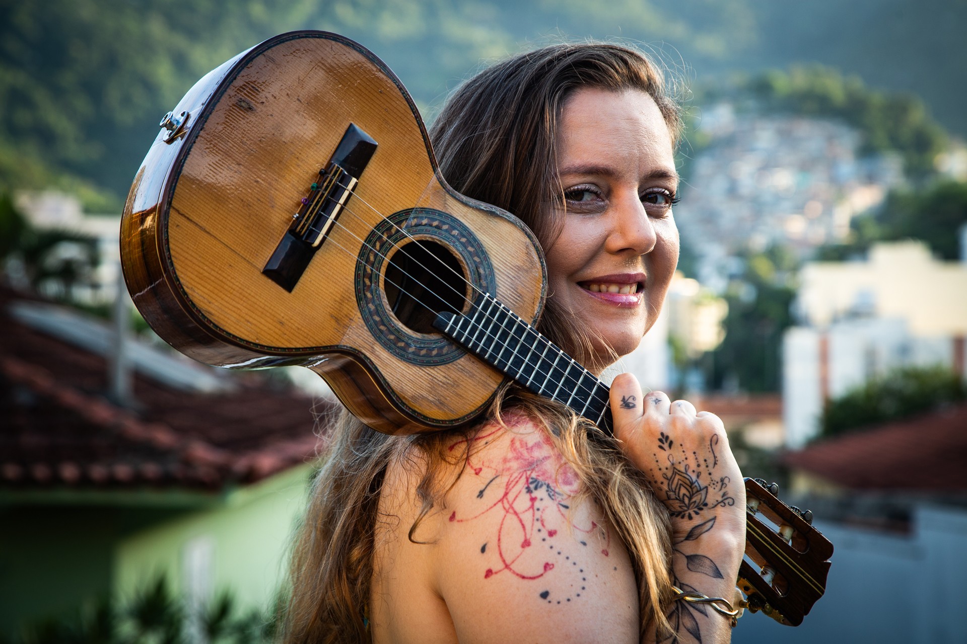 Roberta Nistra (re)abre caminho com álbum em que canta Ivone Lara, Dorival Caymmi, Moacyr Luz e Janet Almeida