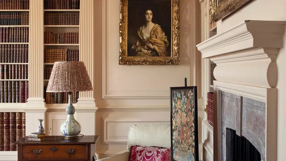 Um retrato de Sybil, marquesa de Cholmondeley e irmã do proprietário, pintado por John Singer Sargent, é uma das obras de destaque da mansão — Foto: James O Davies