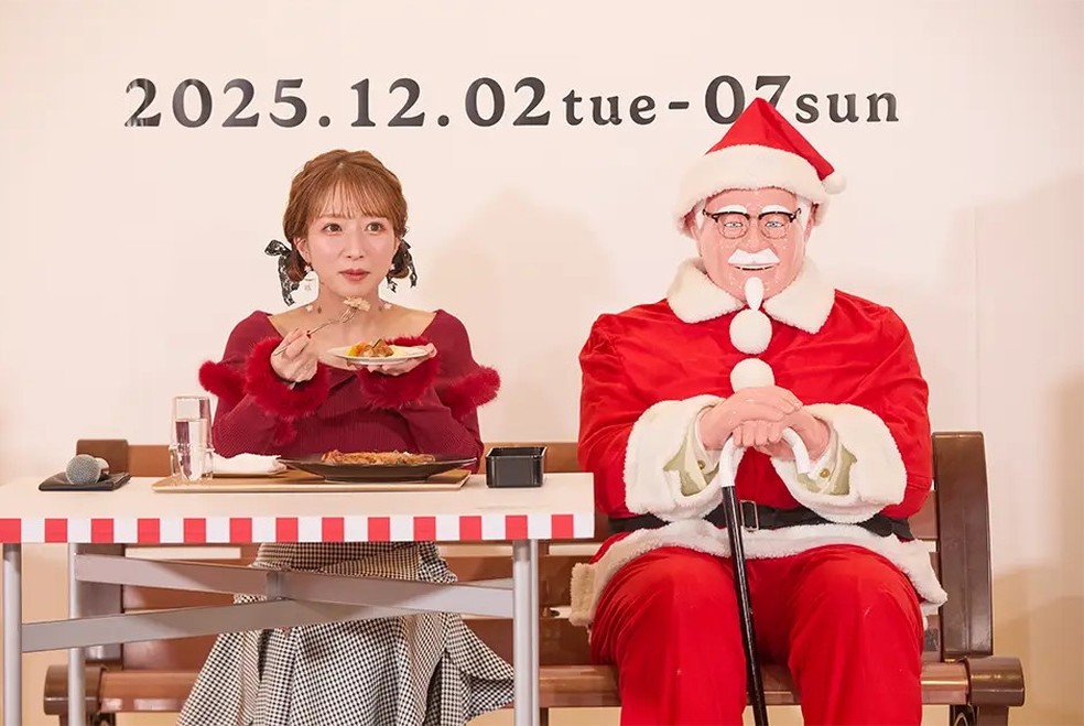 Tsuji Nozomi, apresentadora de TV, come um prato de Natal na inaugura��o de restaurante especial do KFC em T�quio. � Foto: Divulga��o