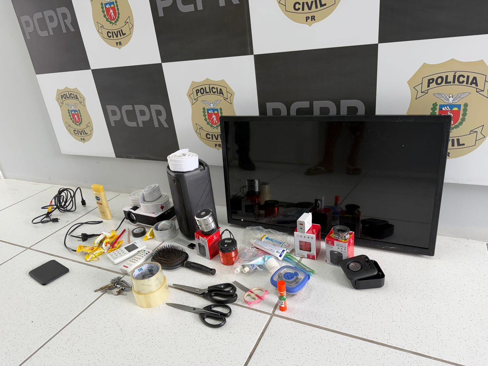 Suspeito de furtar escola em Curitiba se arrepende, se apresenta à polícia e devolve itens levados