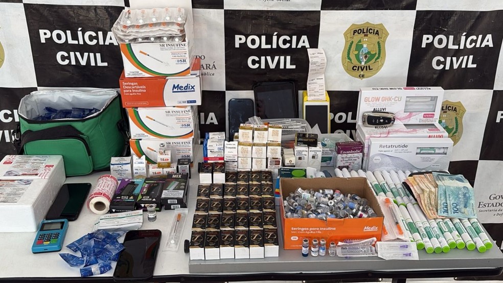 Durante a ofensiva, a polícia apreendeu diversos frascos de emagrecedores, estimuladores, anabolizantes e um veículo de luxo. — Foto: Polícia Civil/ Divulgação