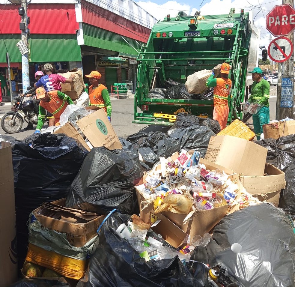 Lixo se acumulou nas ruas de Feira de Santana entre a noite de sexta (20) e o início da tarde deste domingo (22) — Foto: Divulgação/Sustentare