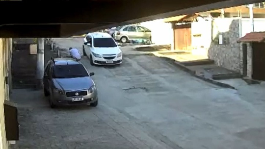 Policial civil do RJ estava abaixado quando assassinos chegaram e deram mais de 10 tiros; vídeo mostra o crime